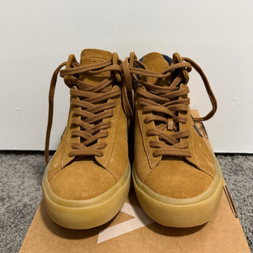 NWT VEJA HIGH TOP SNEAKERS | MINOTAUR SUEDE CAMEL | WOMENS SIZE 9 | WITH BOX - Picture 2 of 8